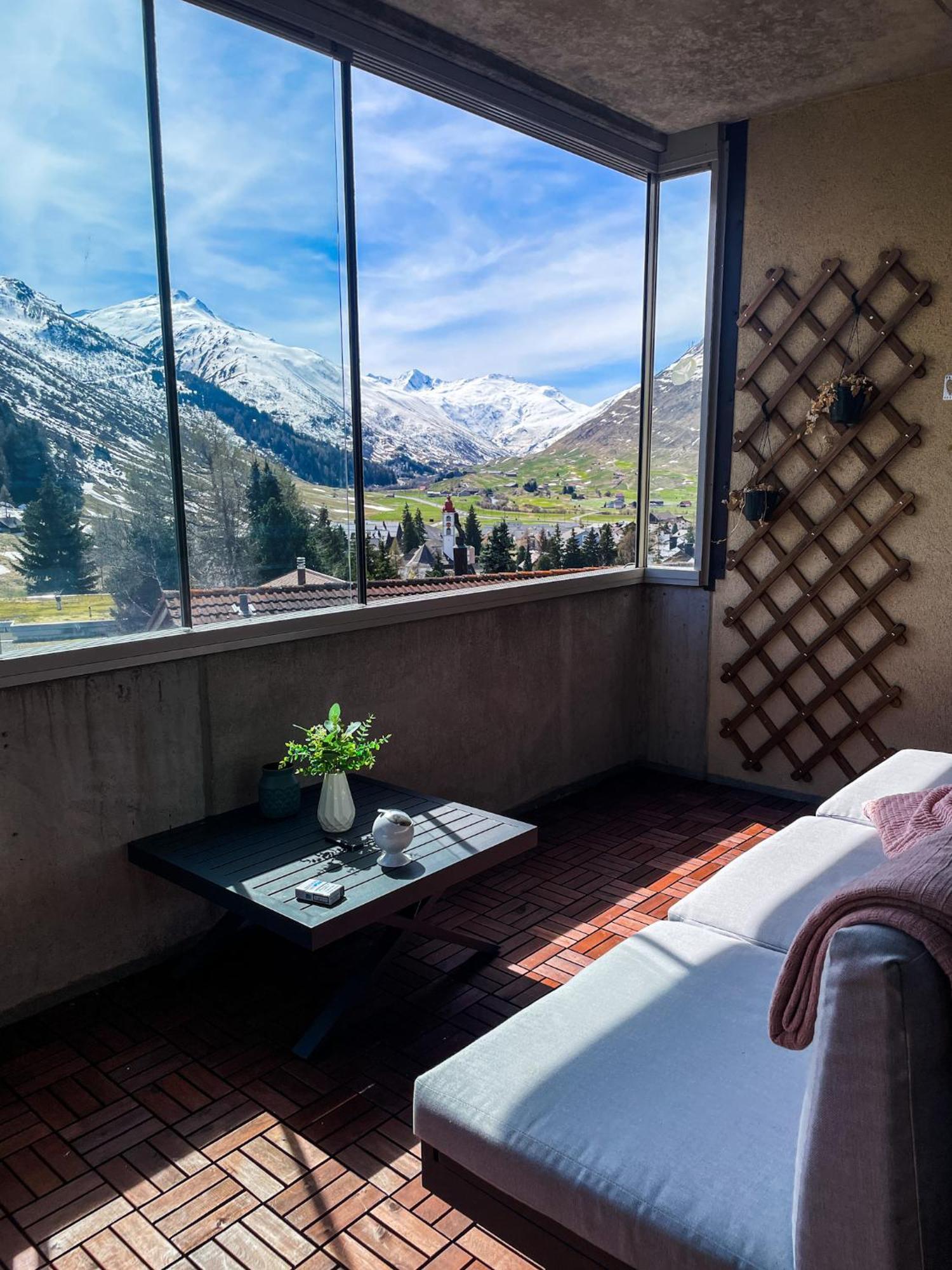 Top Modernes Apartment Im Herzen Von Andermatt Balkon & Bergblick Exterior foto