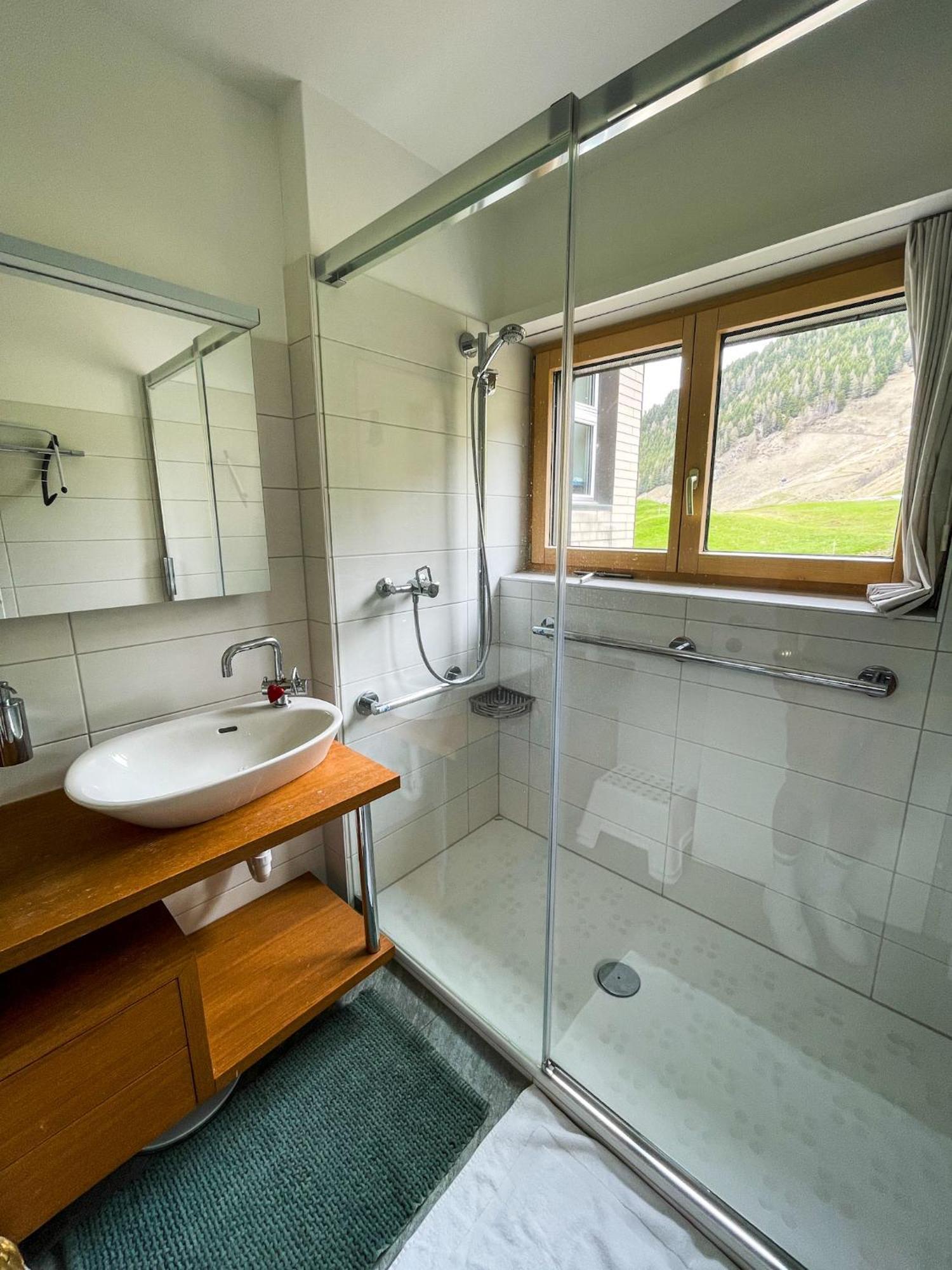 Top Modernes Apartment Im Herzen Von Andermatt Balkon & Bergblick Exterior foto